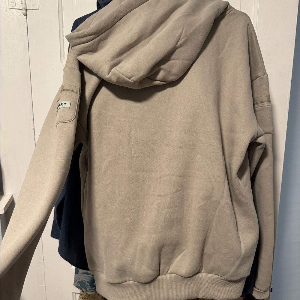 Comfrt Travel Essentials Hoodie brand new! - Picture 3 of 4